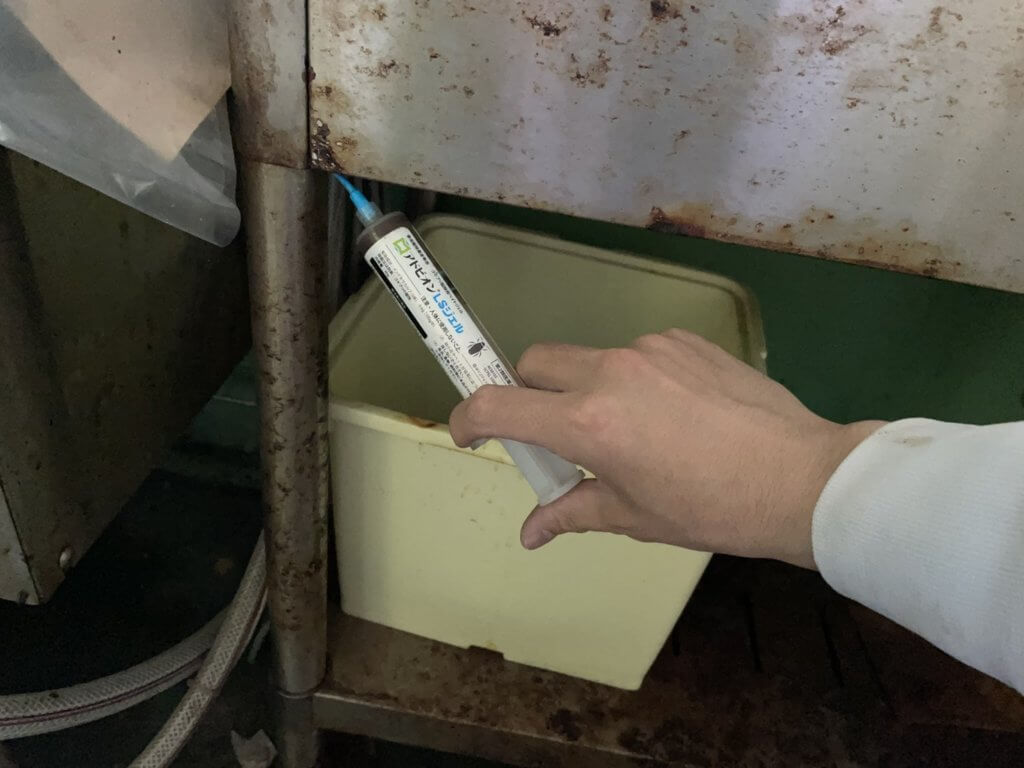 ゴキブリ駆除方法について ゴキブリ駆除のプロの作業 ゴキブリ駆除侵入対策チーム