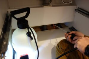 キッチン下のゴキブリ駆除